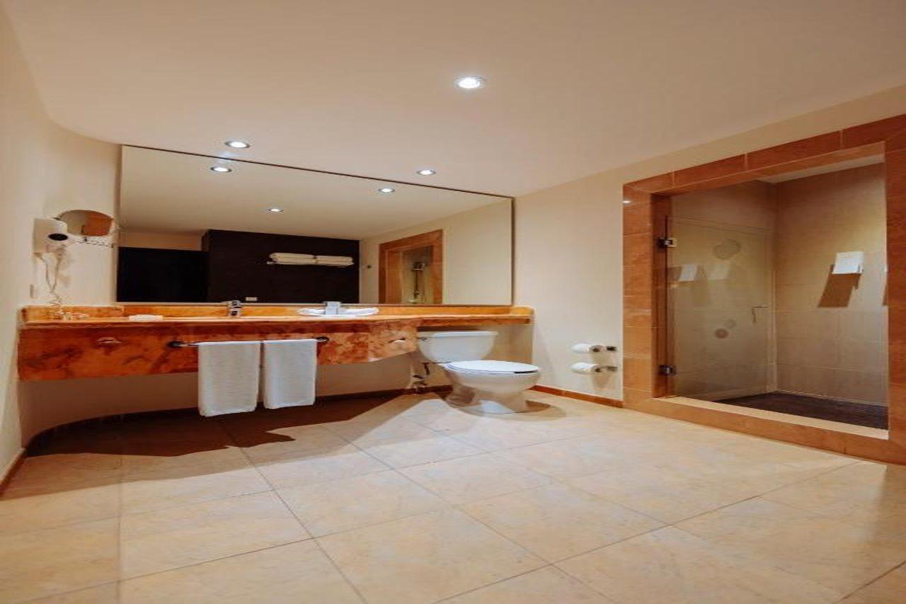 Hotel Occidental At Xcaret Destination Playa del Carmen Exterior foto A bathroom