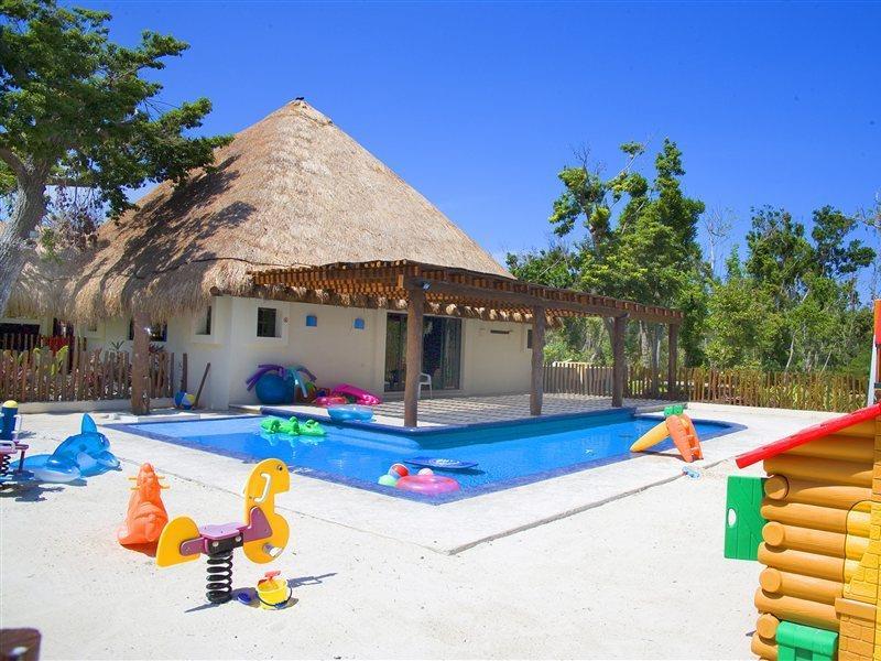 Hotel Occidental At Xcaret Destination Playa del Carmen Exterior foto The children's pool at the Grand Palladium Hotel in Cancun, Mexico