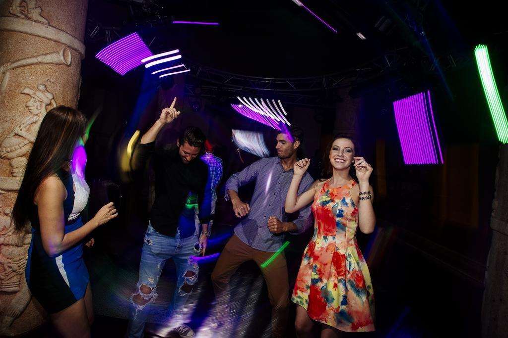Hotel Occidental At Xcaret Destination Playa del Carmen Exterior foto People dancing in a nightclub
