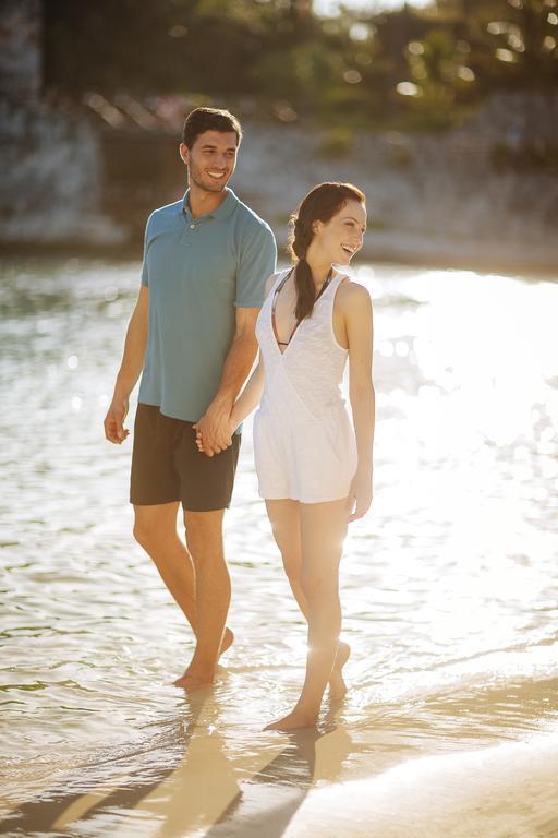 Hotel Occidental At Xcaret Destination Playa del Carmen Exterior foto A couple holding hands